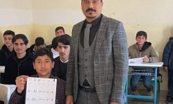 أستاذ عراقي يتطوع لتعليم المسمارية بطريقة مبتكرة